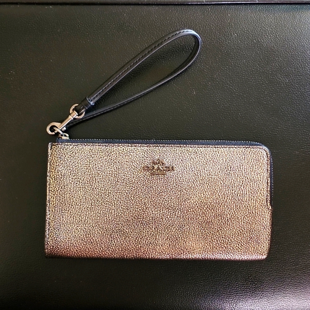 GORGEOUS COACH CORNER ZIP WRISTLET!!!